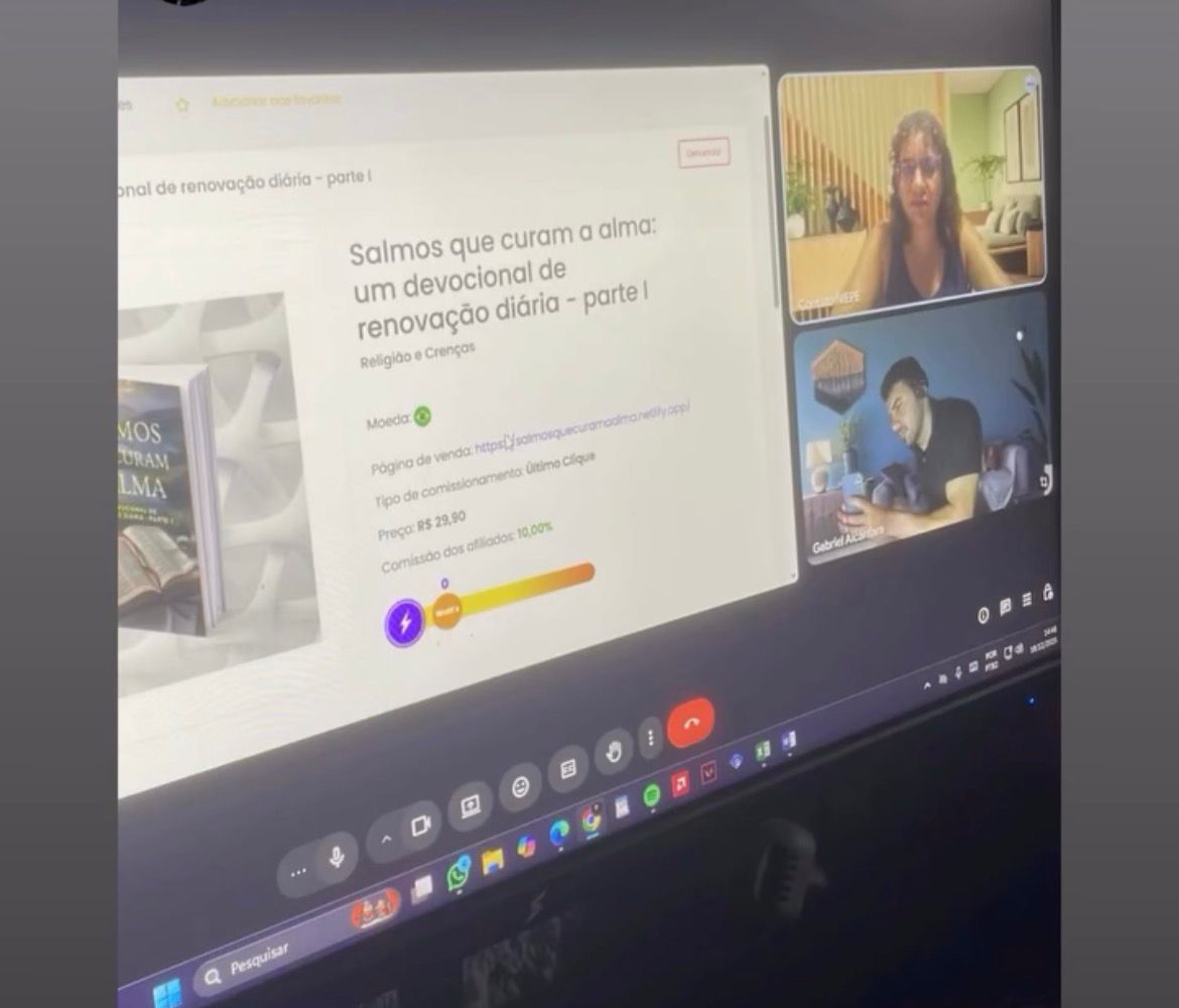 Chamada online analisando a página de venda de um aluno